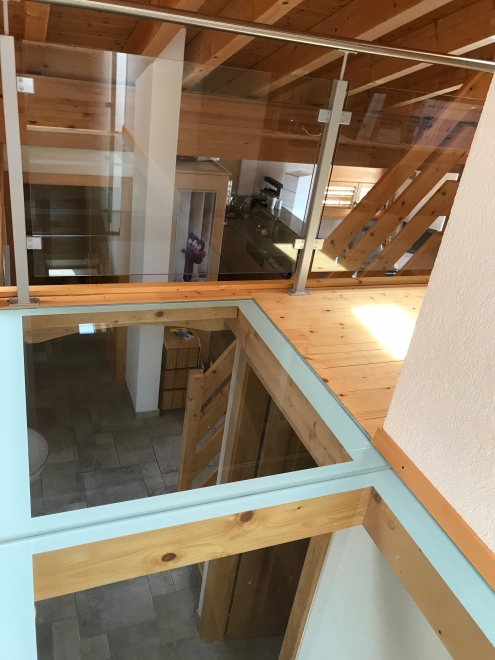 Galerie mit Glasgeländer