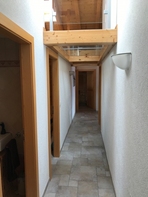 Flur mit Holzgalerie