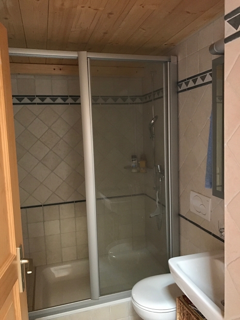 Badezimmer mit Dusche