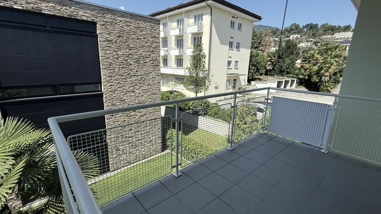 Balkon mit Ausblick auf Wohnanlage