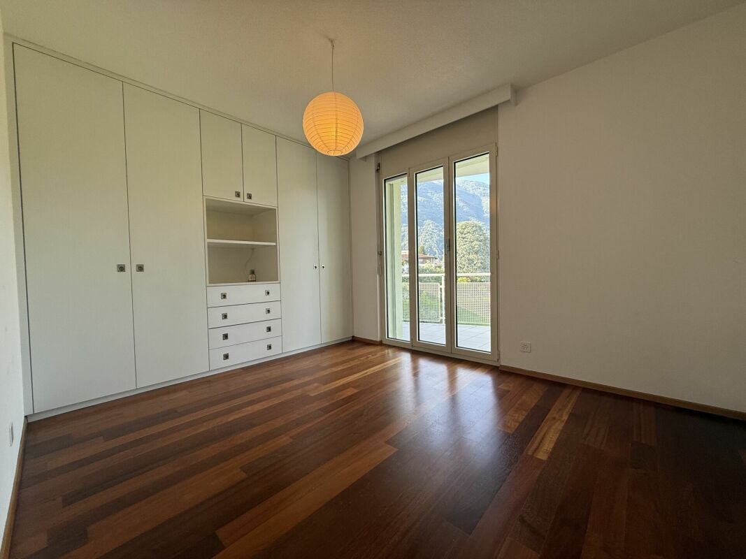 Helles Schlafzimmer mit Einbauschrank und Balkonzugang