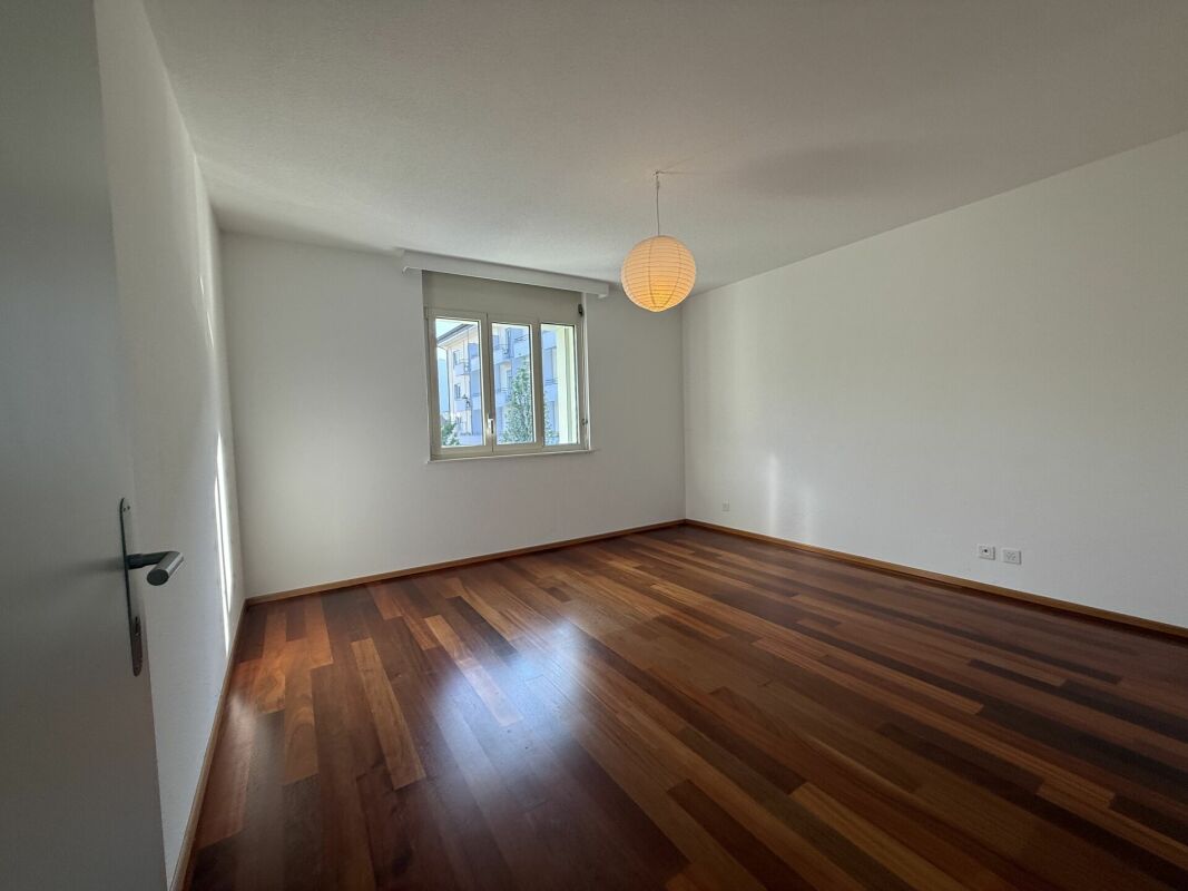 Leeres Zimmer mit Parkettboden und Fenster