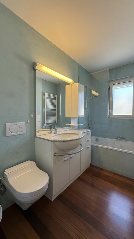 Badezimmer mit Waschtisch und Badewanne