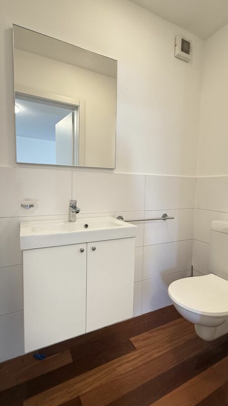Gäste-WC mit Waschtisch und Wand-WC