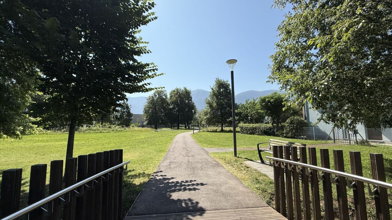 Parkanlage mit Weg und Bergblick