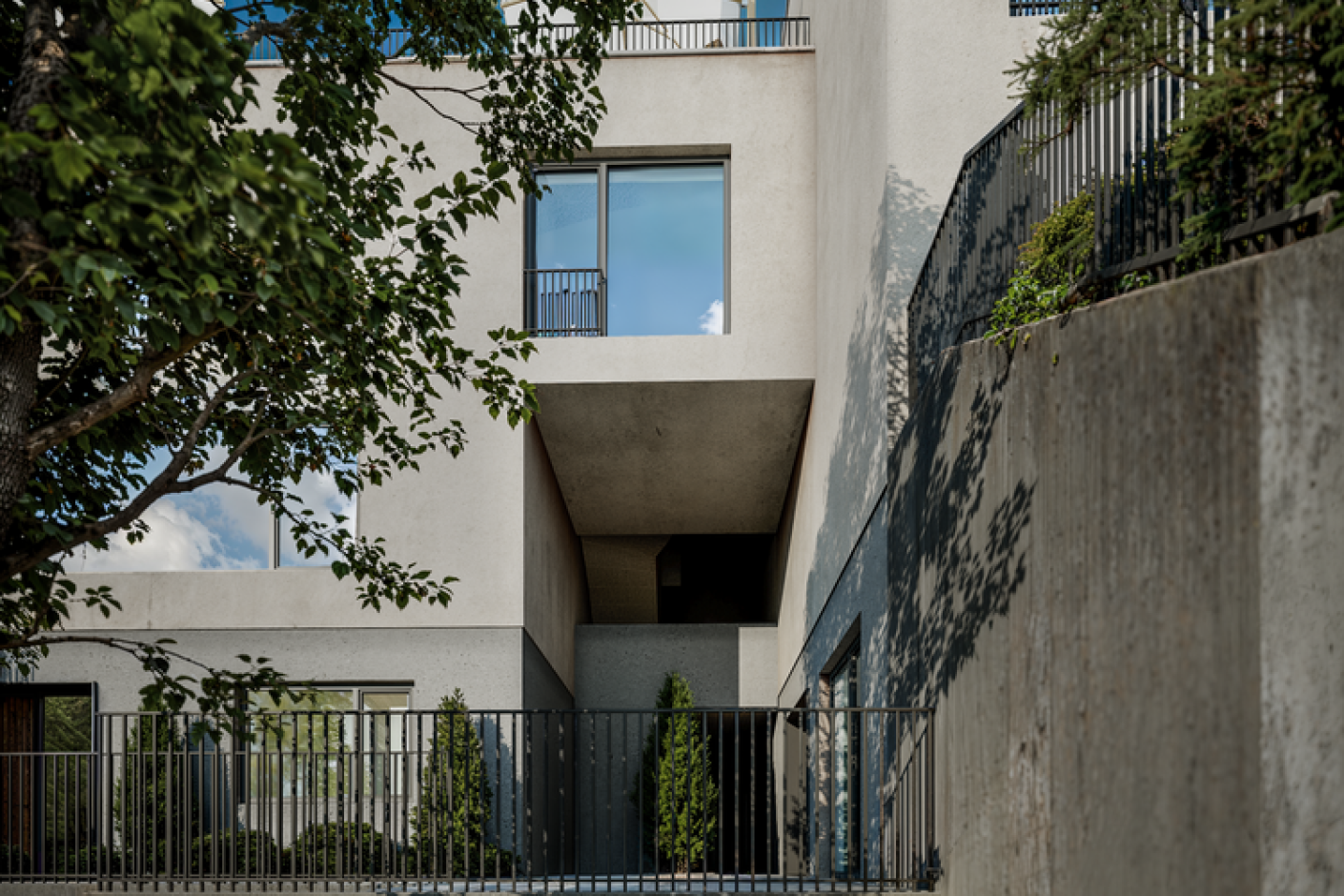 Moderner Innenhof eines Wohngebäudes