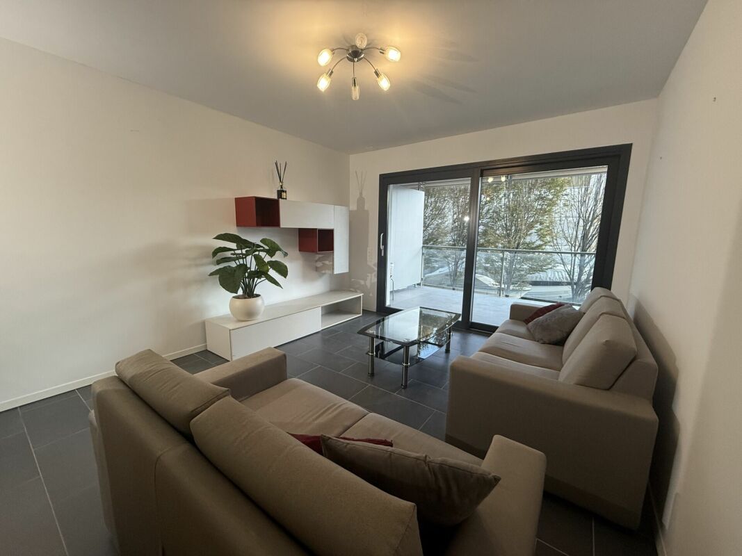 Modernes Wohnzimmer mit Terrasse
