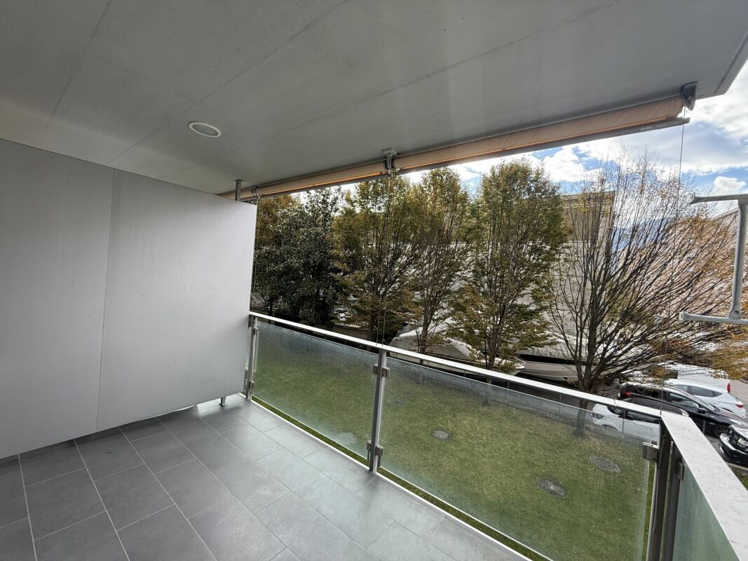 Überdachter Balkon mit Glasgeländer
