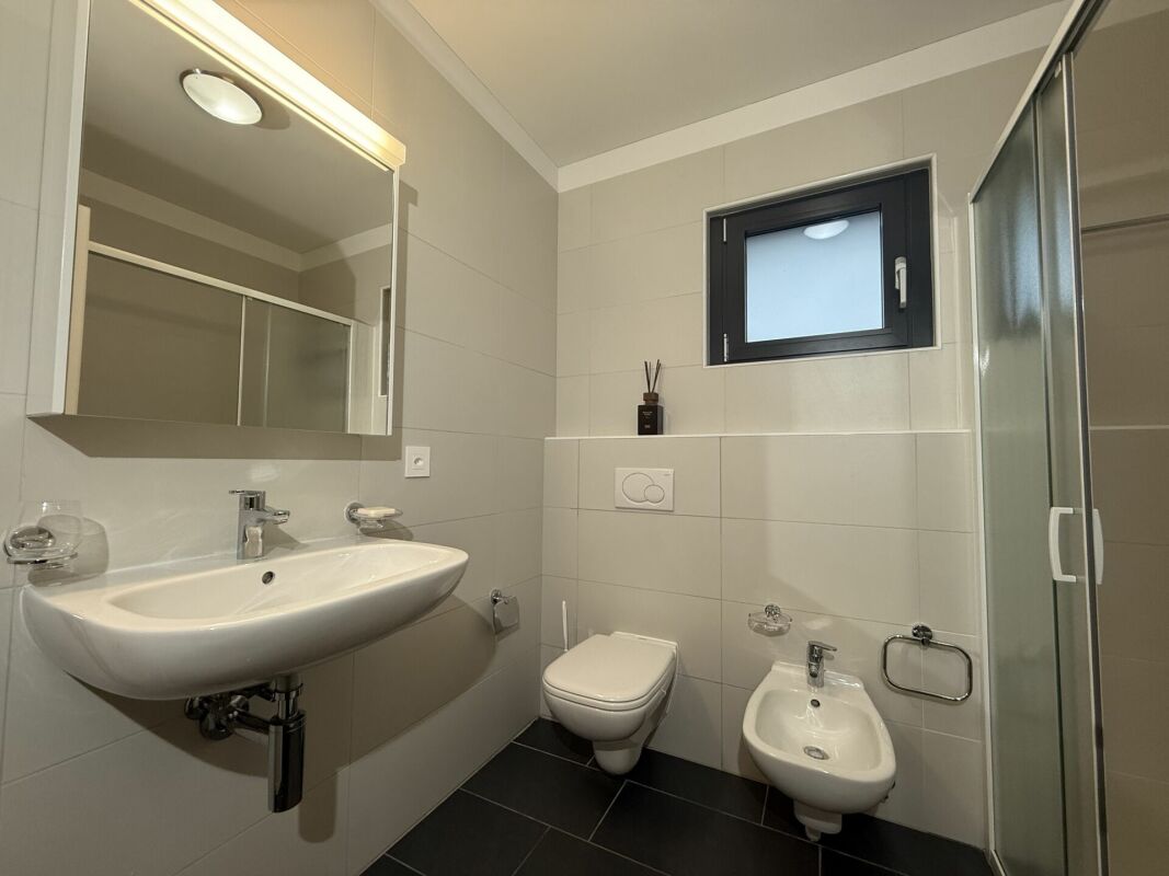 Modernes Bad mit WC und Bidet