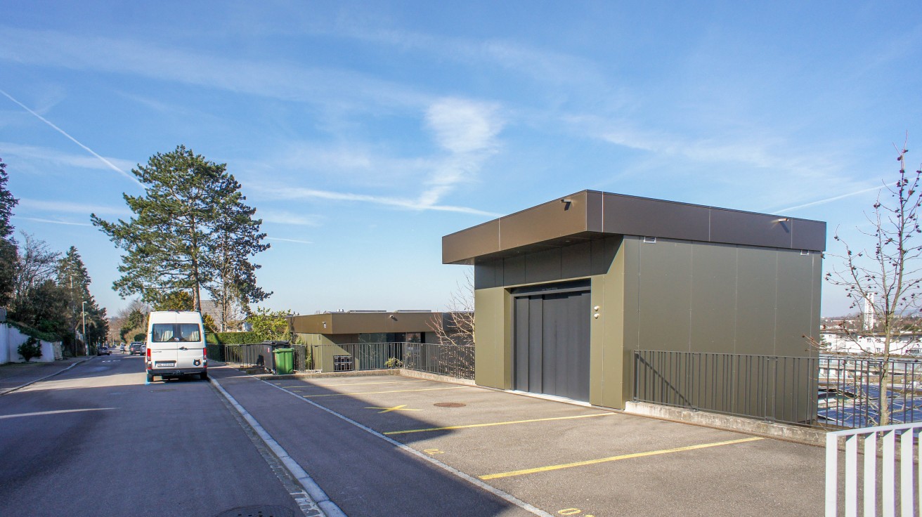 Moderne Außenansicht eines Flachdach-Gebäudes