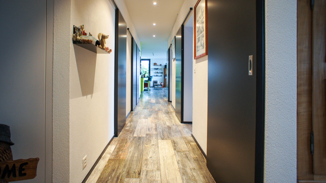 Flur mit Holzdielen und modernen Türen