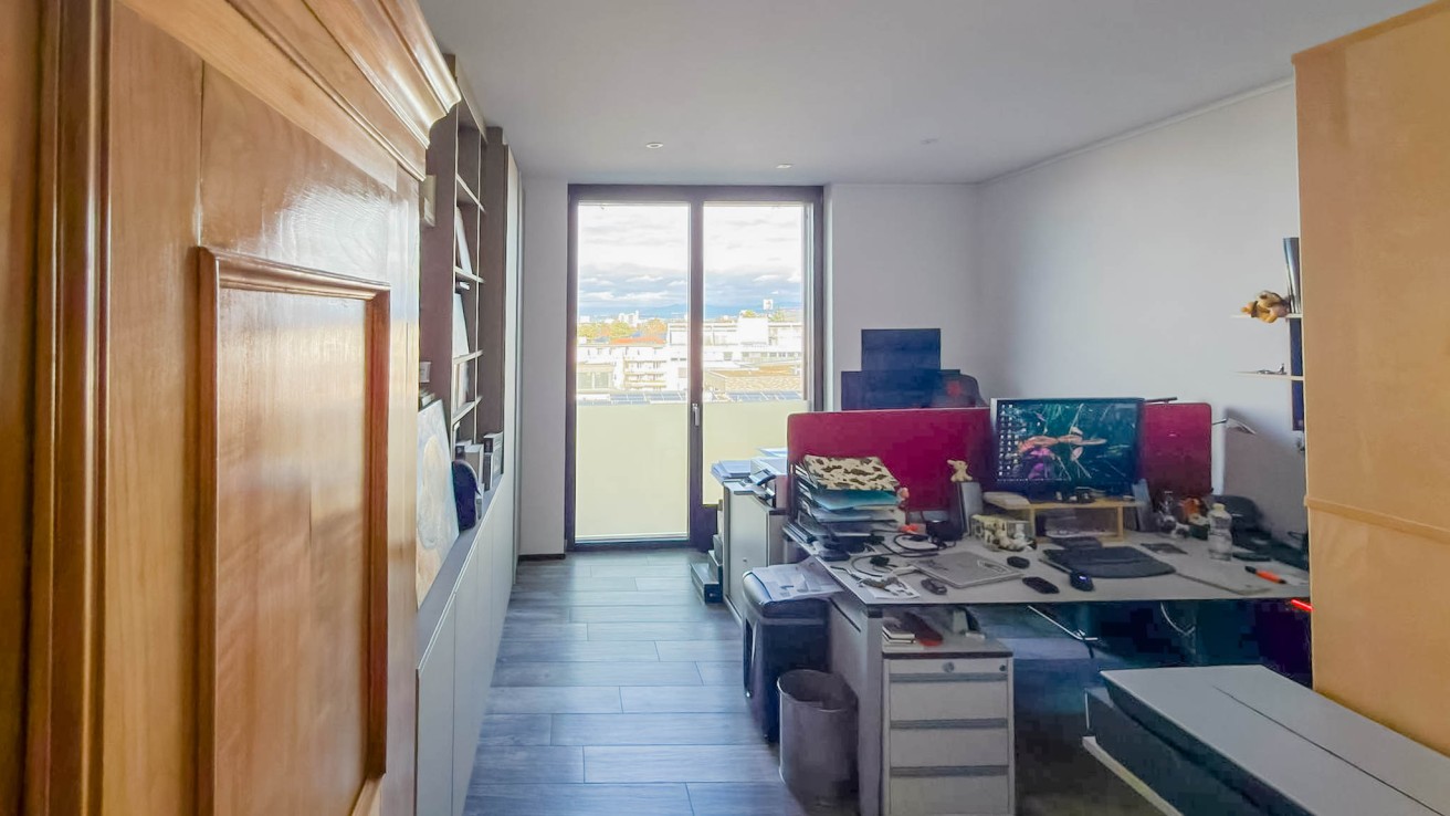 Arbeitszimmer mit Balkonblick