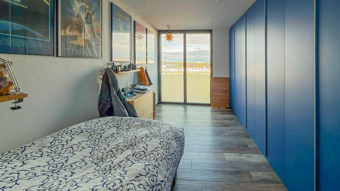 Schmales Schlafzimmer mit Balkonblick