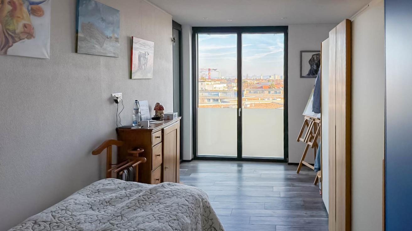 Schlafzimmer mit Balkonblick