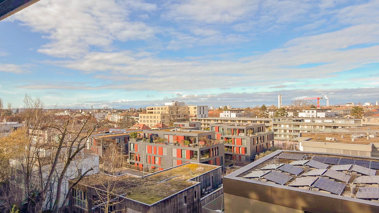 Stadtblick über moderne Wohnbebauung