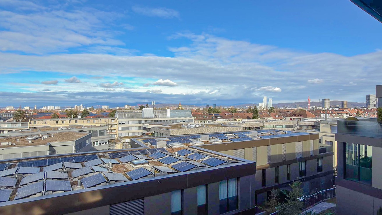 Stadtblick von einem Dach oder einer Terrasse