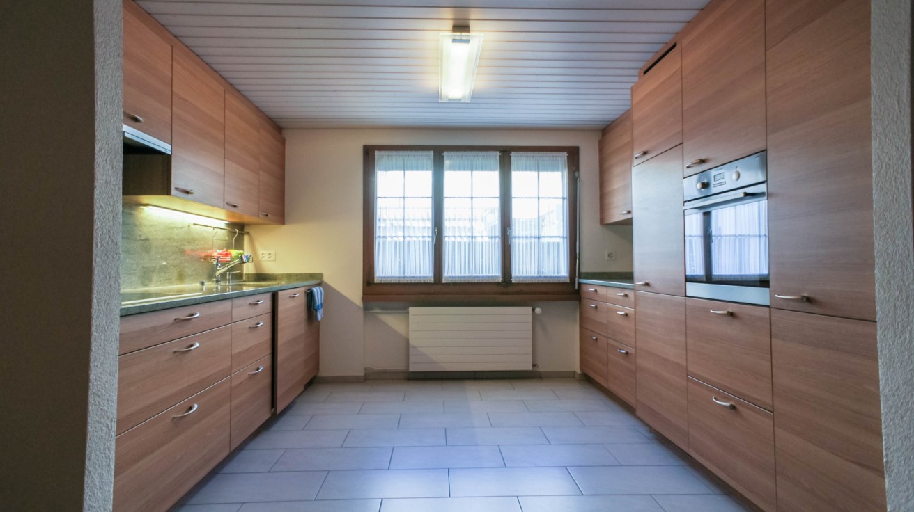 Küche mit Holzfronten und Fensterfront