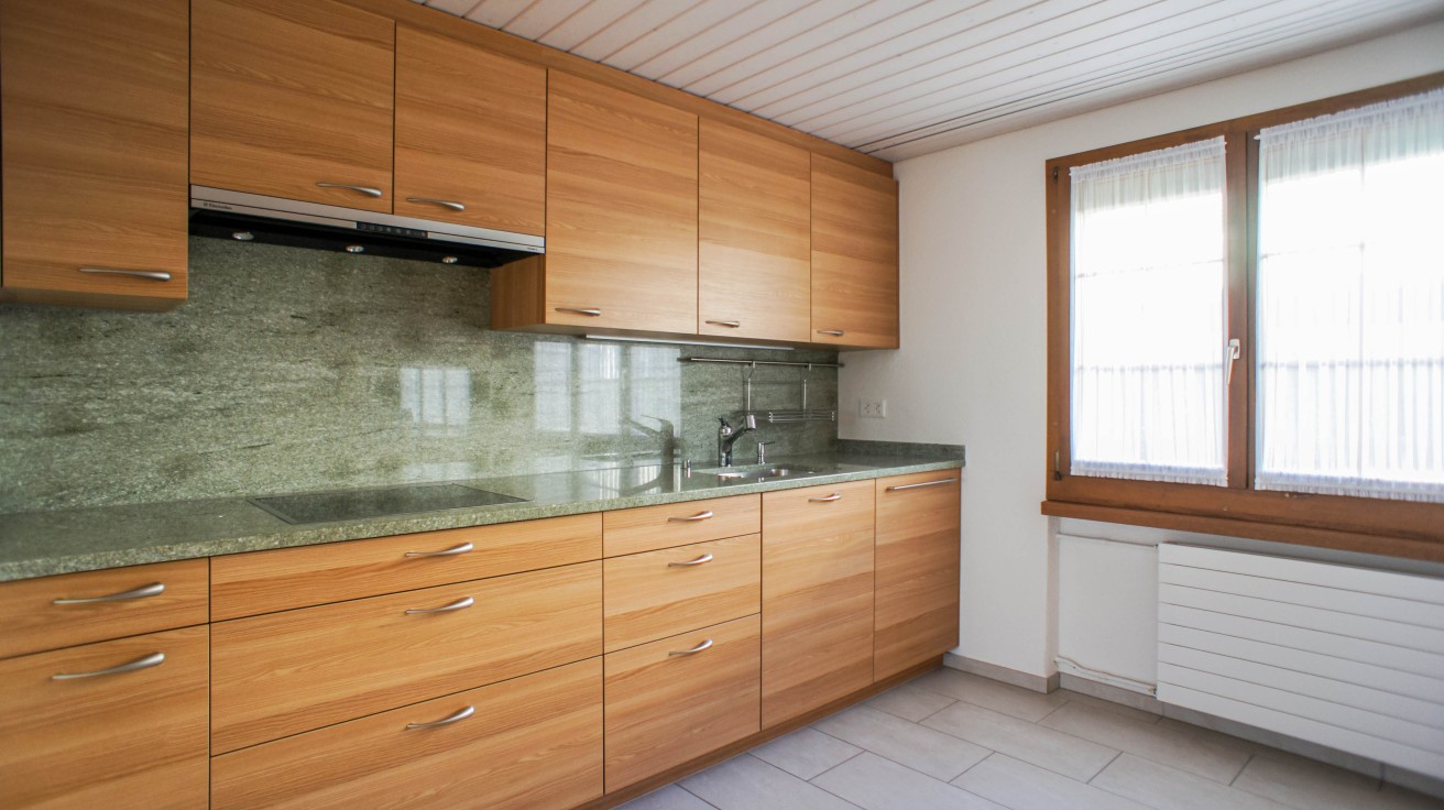 Moderne Einbauküche mit Holzfronten