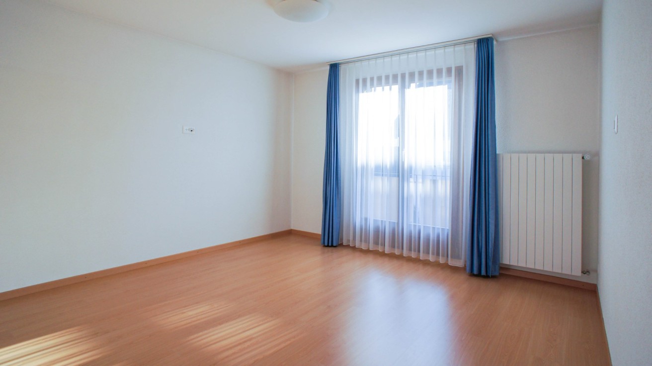 Heller leerer Raum mit Balkonfenster