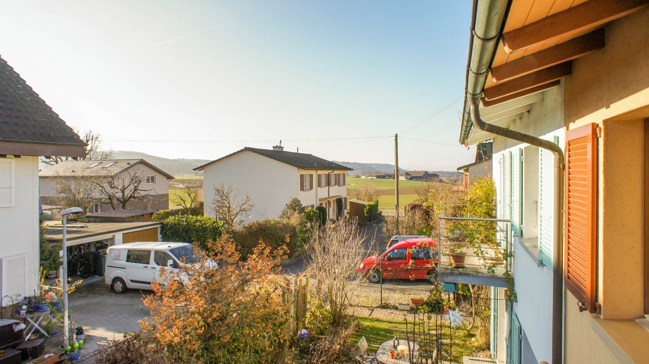 Blick vom Balkon auf Wohnhäuser und Landschaft