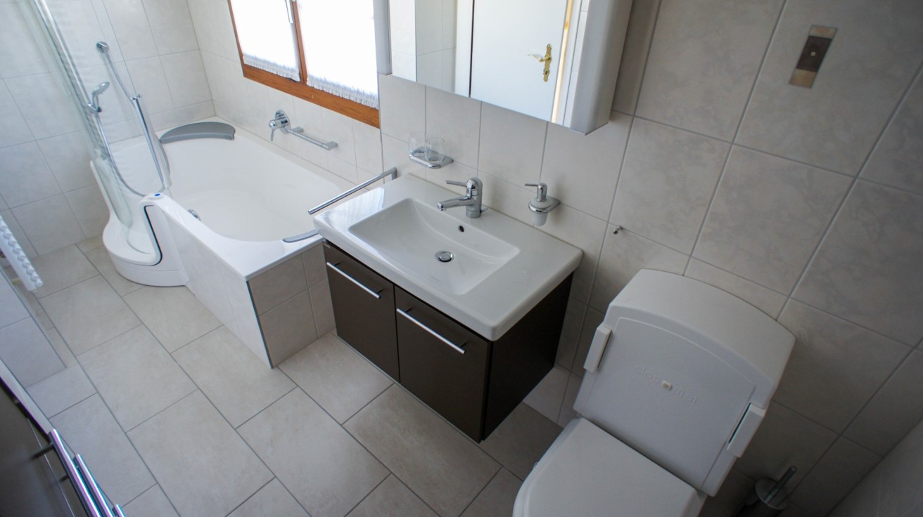 Modernes Badezimmer mit Badewanne und Waschtisch