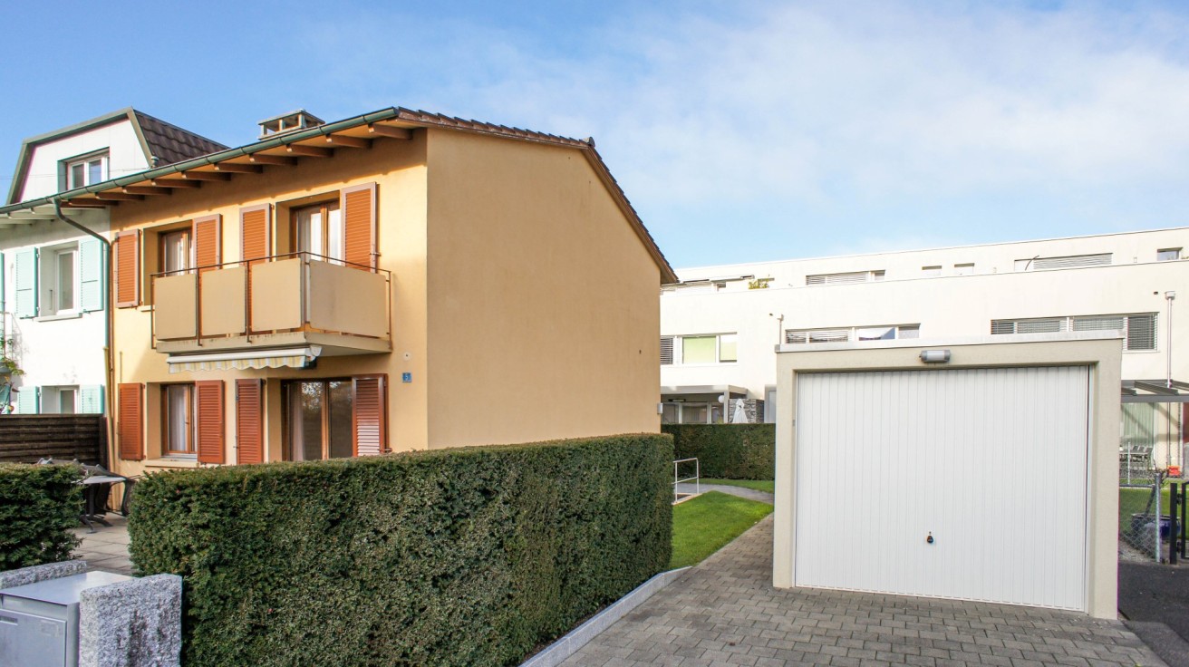 Außenansicht eines Wohnhauses mit Garage