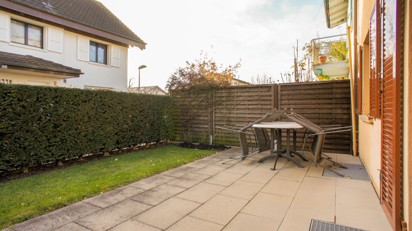 Terrasse mit Garten und Nachbarhäusern