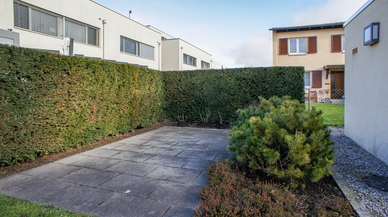 Gartenbereich mit gepflasterter Terrasse