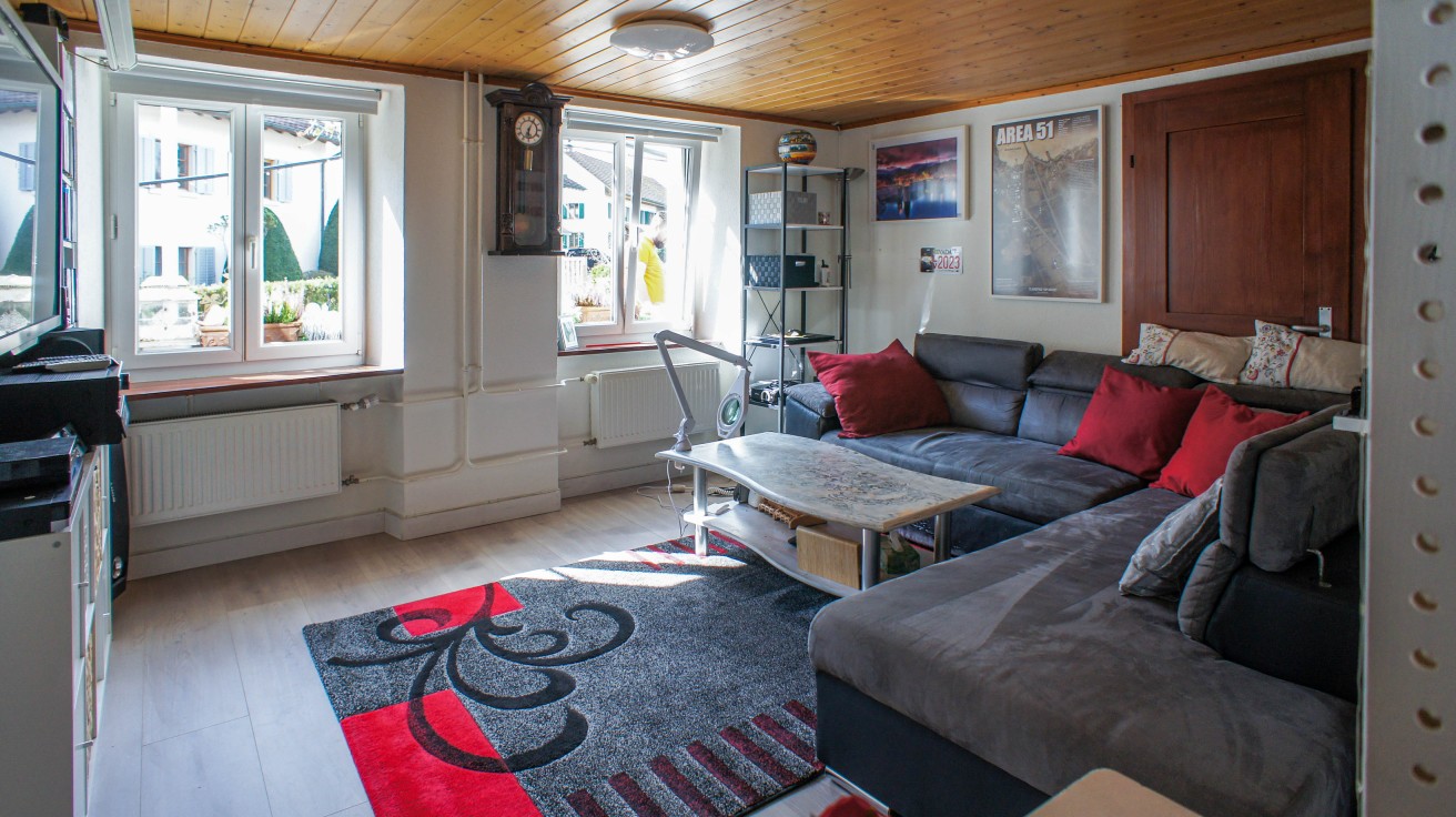 Wohnzimmer mit Fensterfront und Sofa