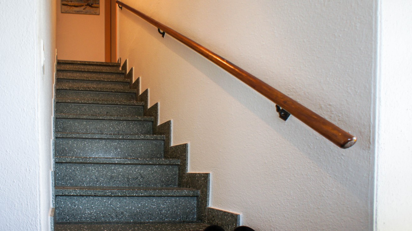Treppenhaus mit Steintreppe