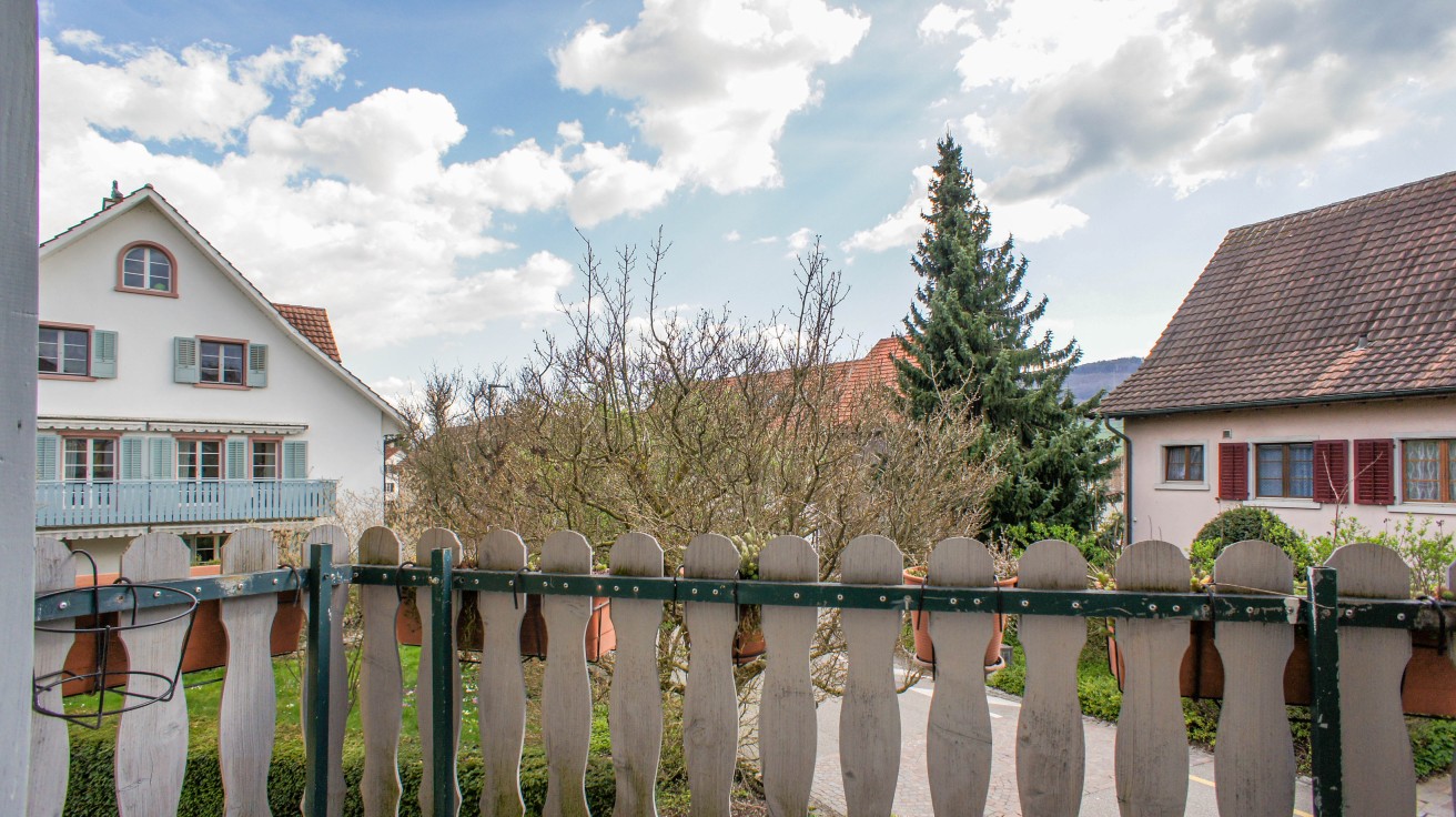 Garten- und Hausansicht mit Nachbargebäuden