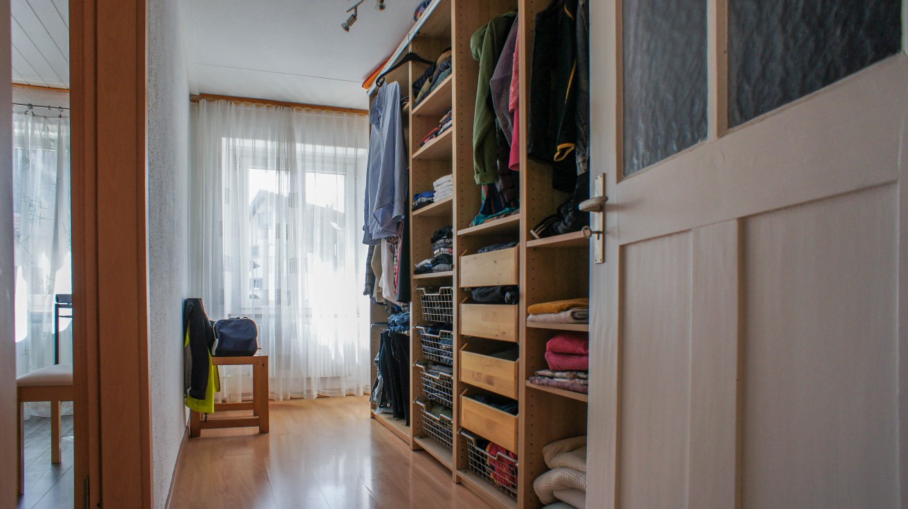Begehbarer Kleiderschrank mit Tageslicht
