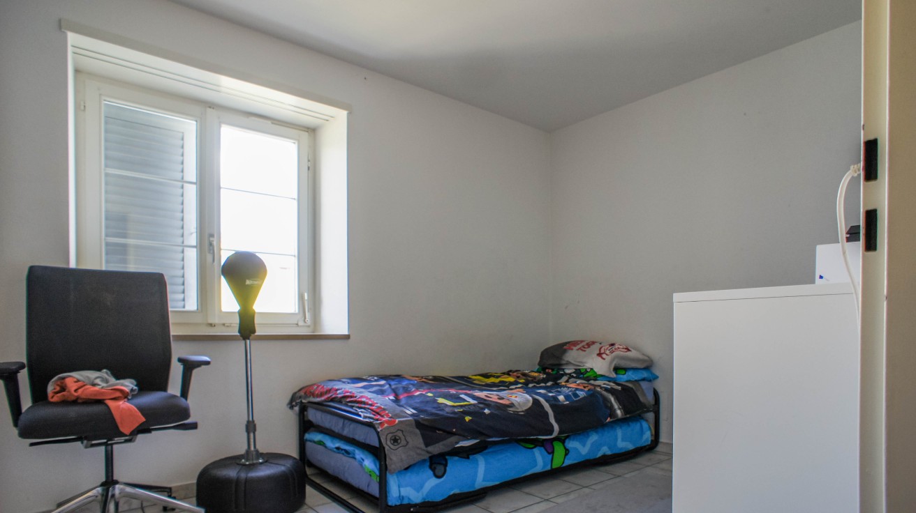 Einfaches Schlafzimmer mit Einzelbett