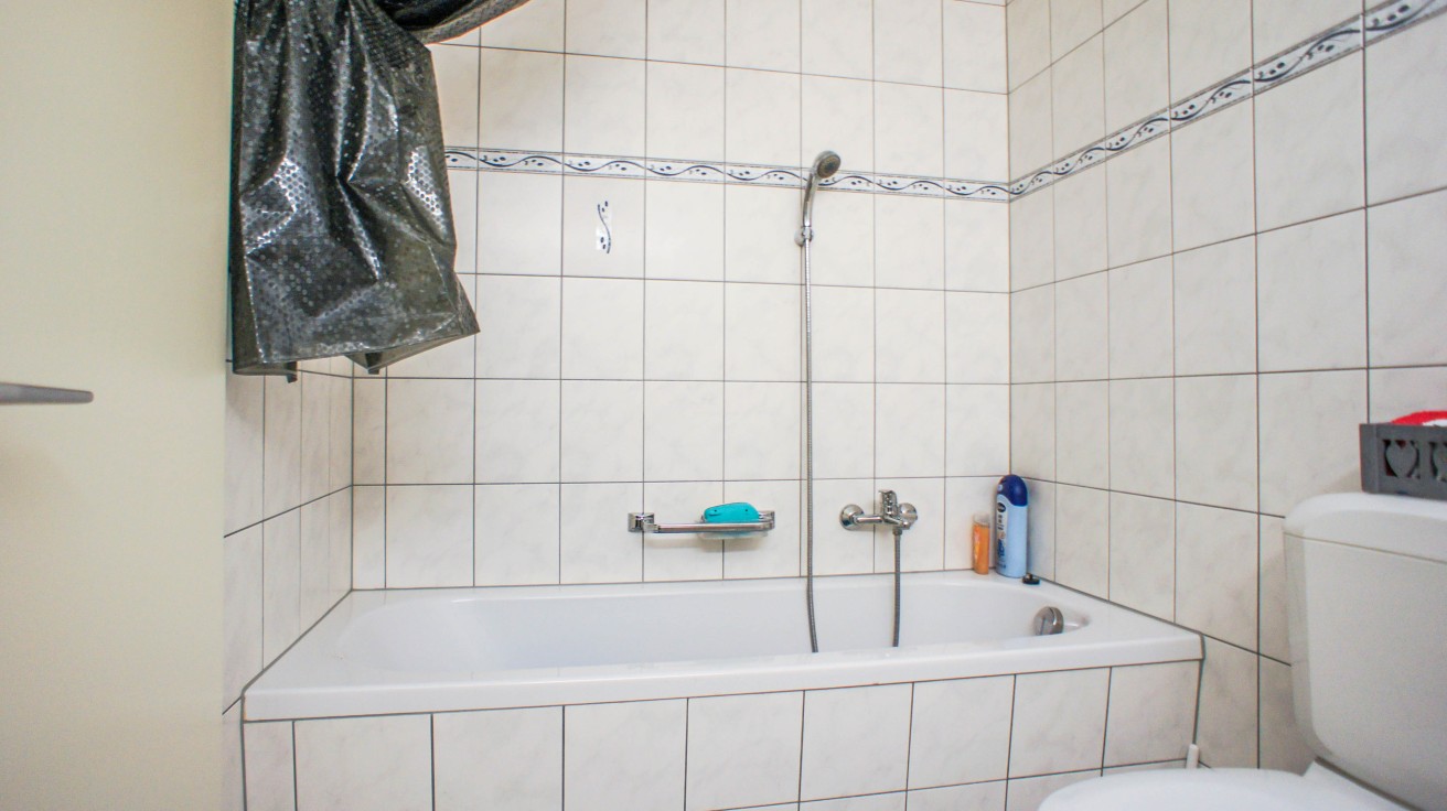 Badezimmer mit Badewanne und WC