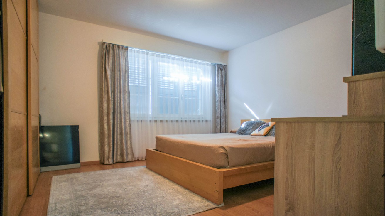 Schlafzimmer mit Holzmöbeln