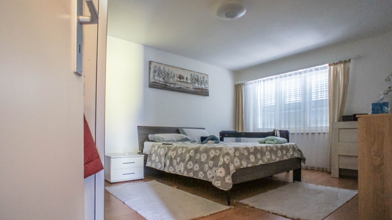Schlafzimmer mit Doppelbett und Fenster