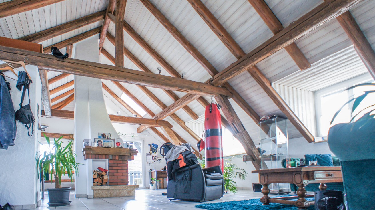 Dachgeschoss mit sichtbaren Holzbalken