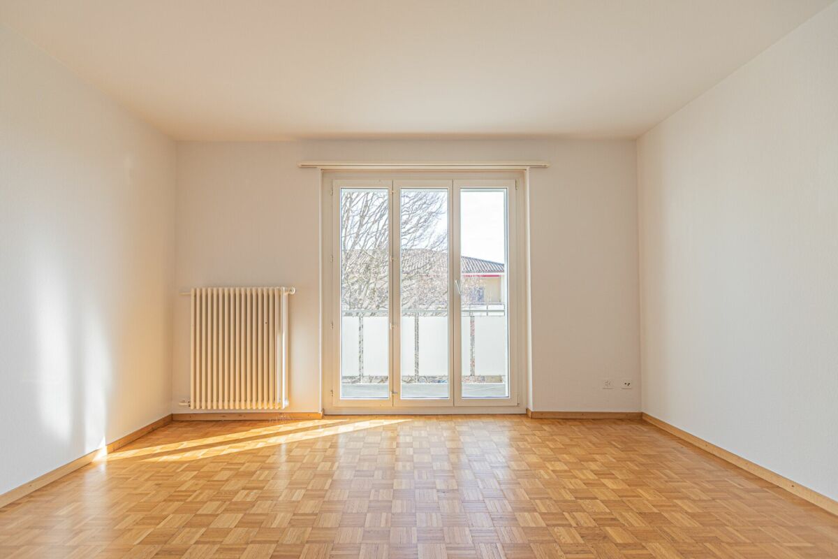 Heller leerer Wohnraum mit Balkonfenster