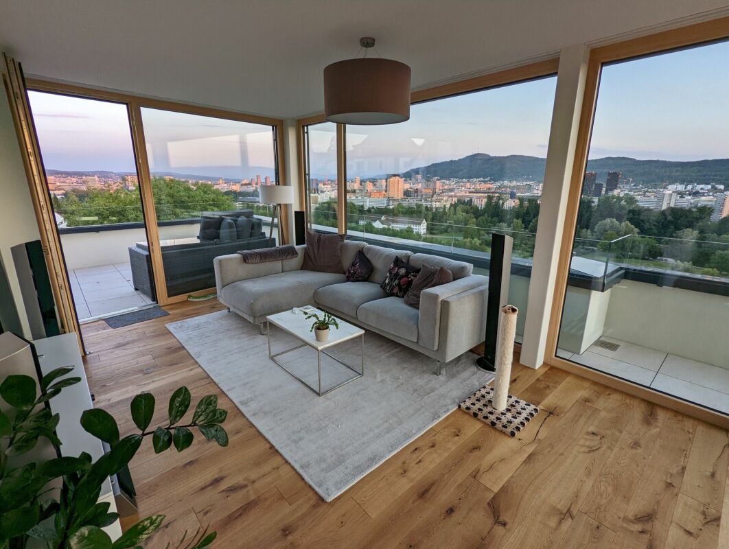 Wohnzimmer mit Panoramablick und Terrasse