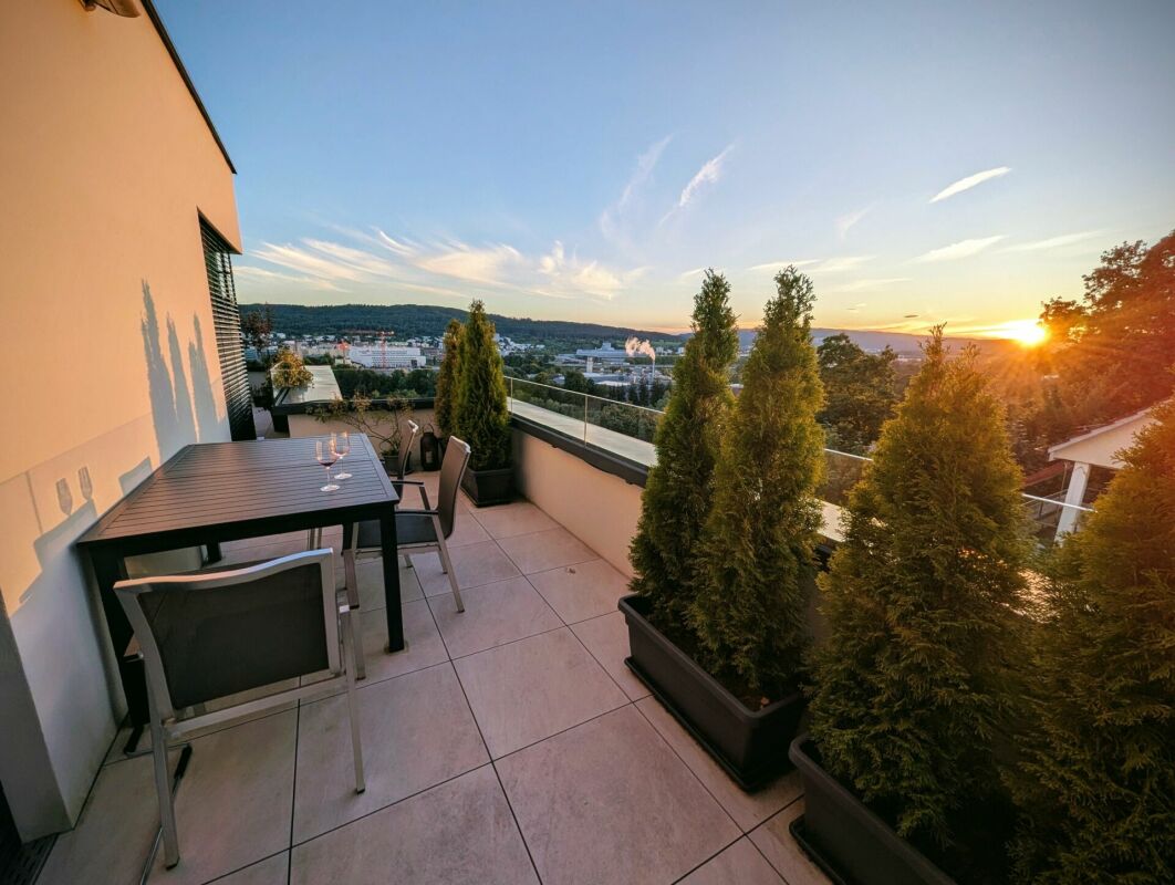 Terrasse mit Sonnenuntergang und Stadtblick