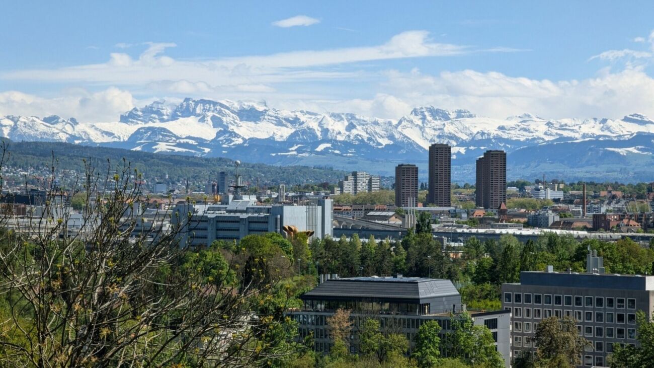 Stadt- und Bergpanorama