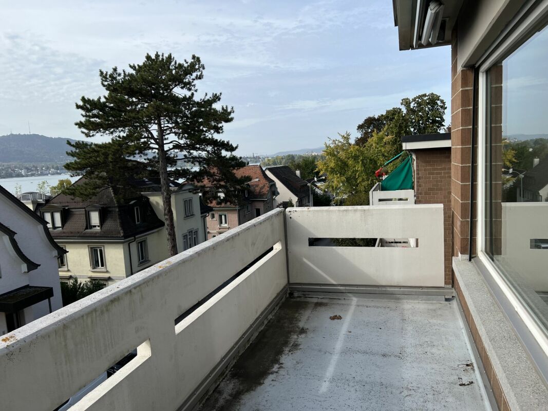 Balkon mit Ausblick auf Wohngebiet und Wasser