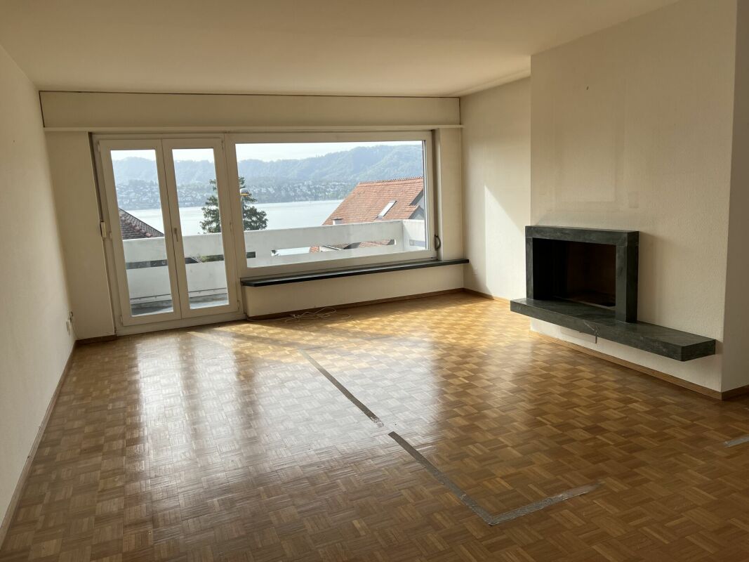 Wohnraum mit Seeblick und Kamin