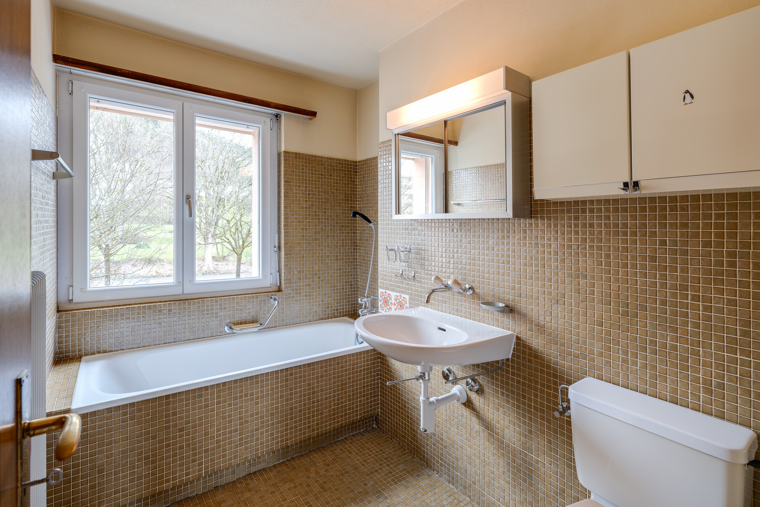 Badezimmer mit Wanne und Fensterblick