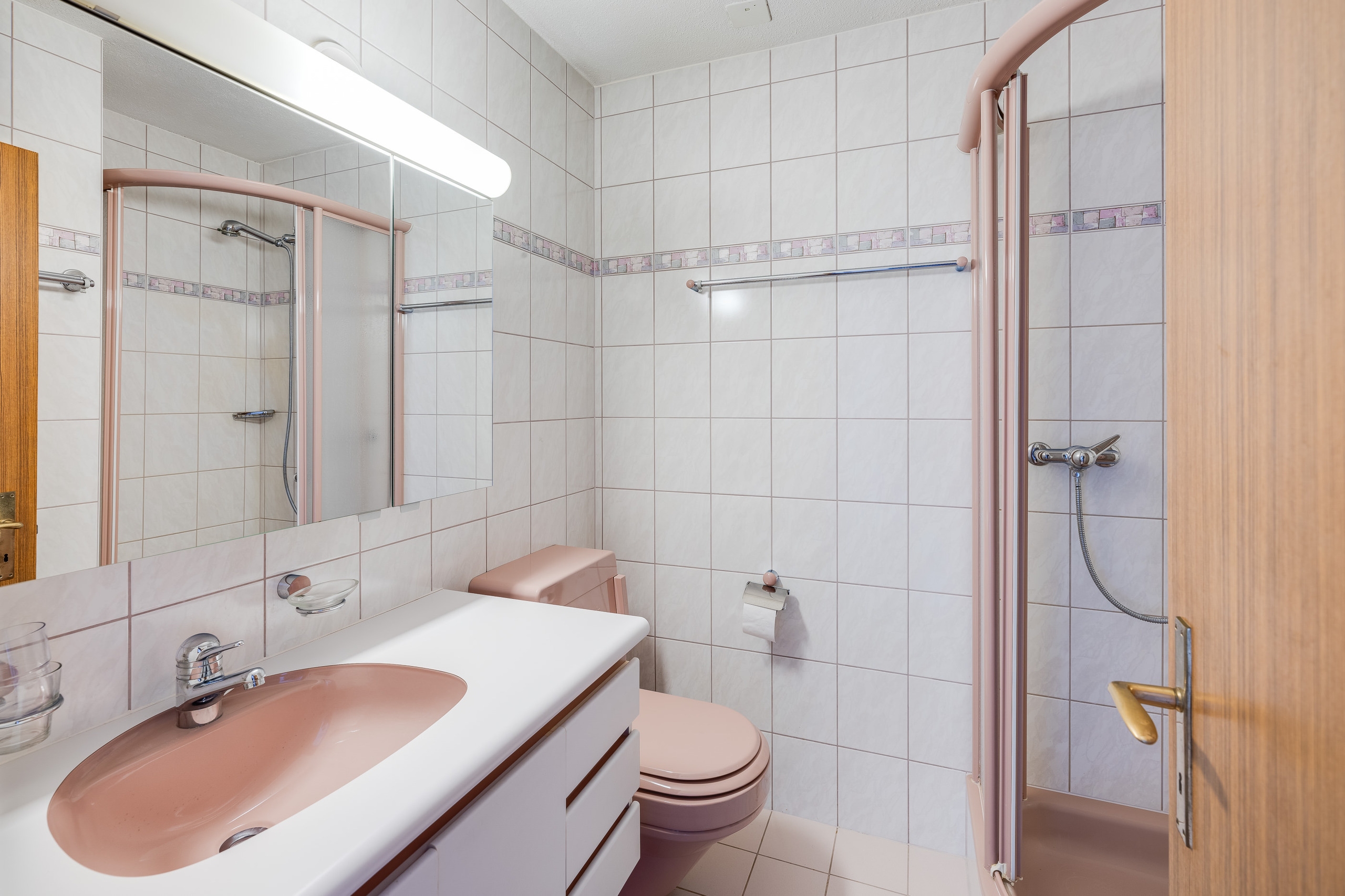 Kleines Badezimmer mit rosa Akzenten