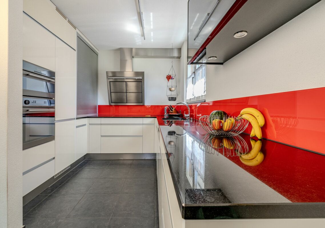 Moderne Küche mit roter Rückwand