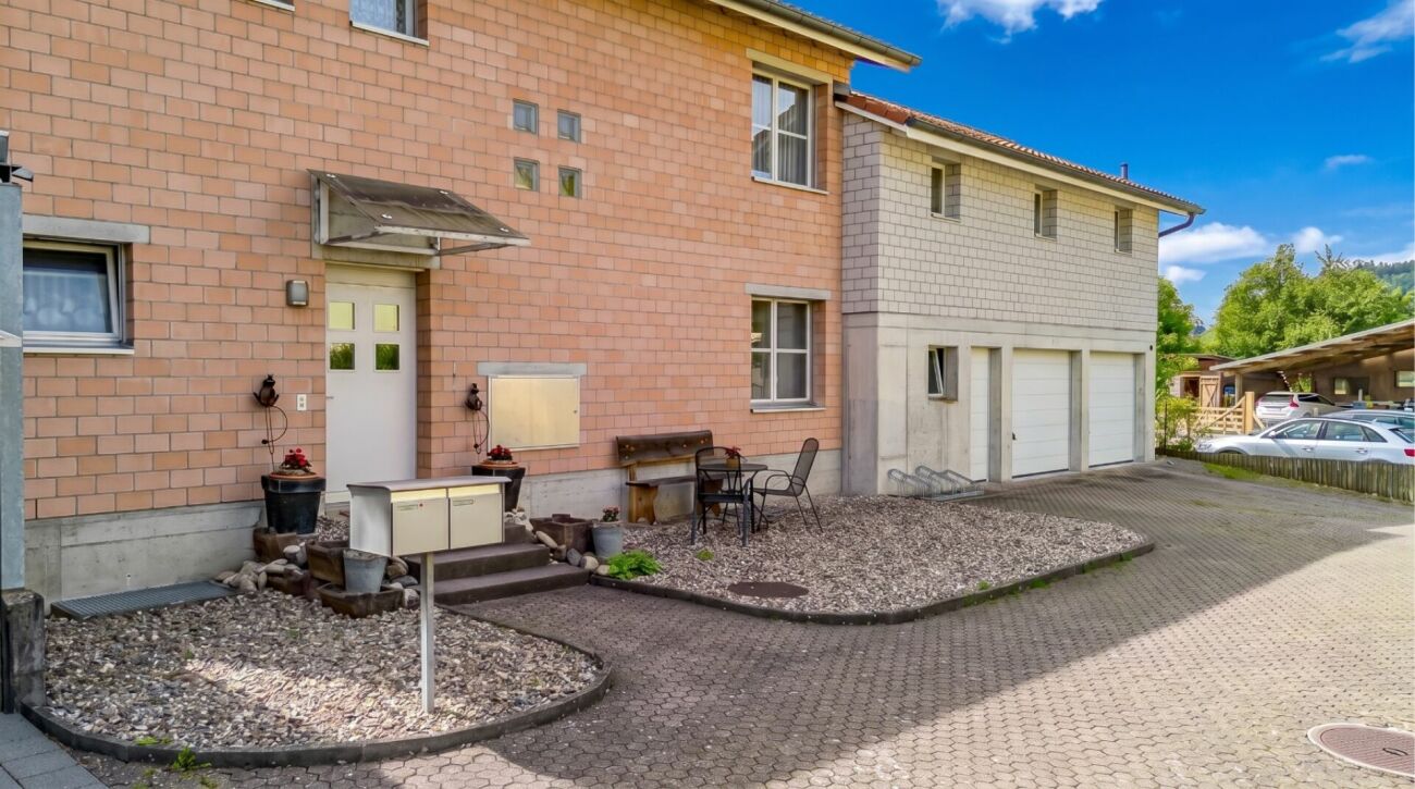 Außenansicht eines Wohnhauses mit Hof