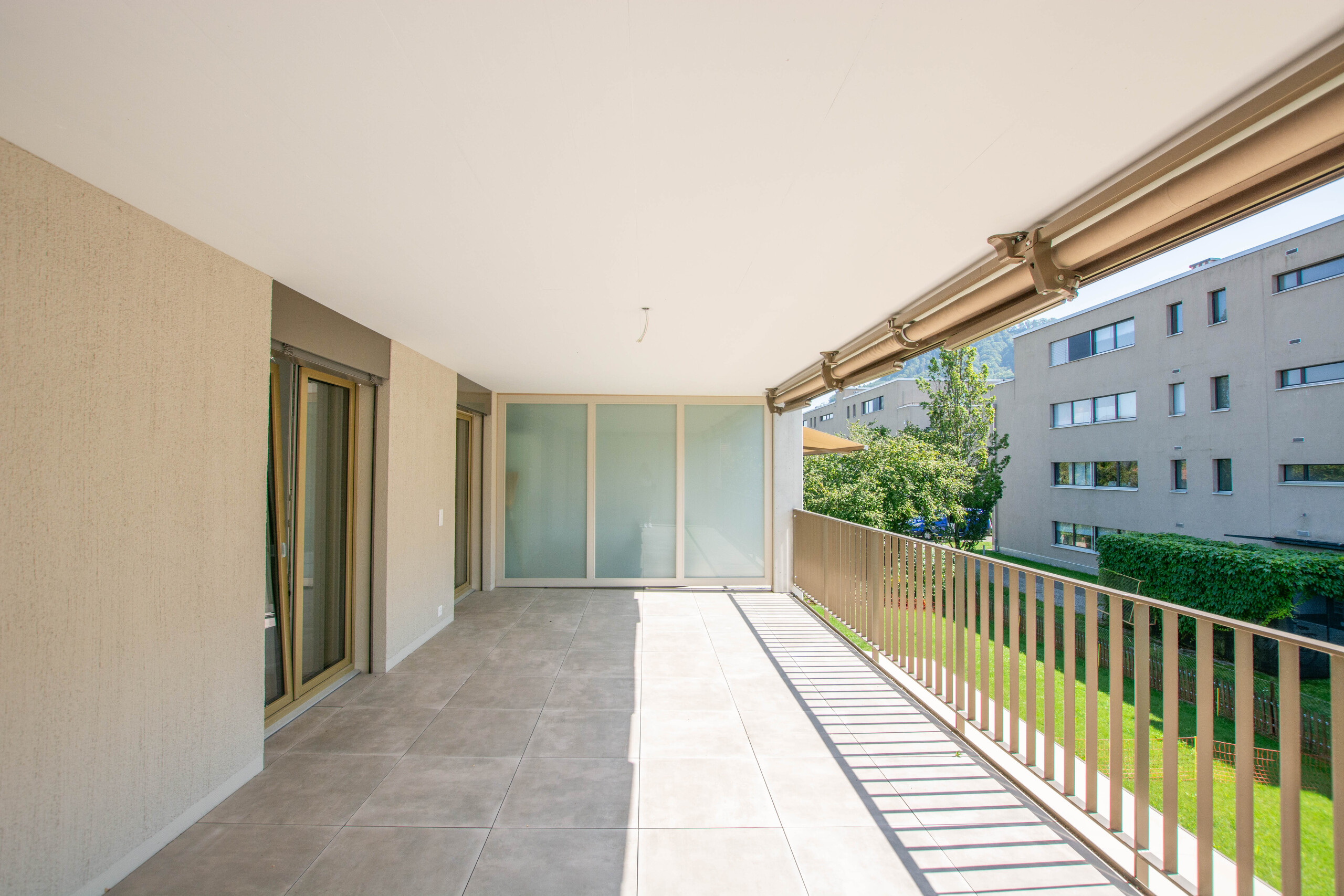 Balkon mit Blick auf Wohngebäude