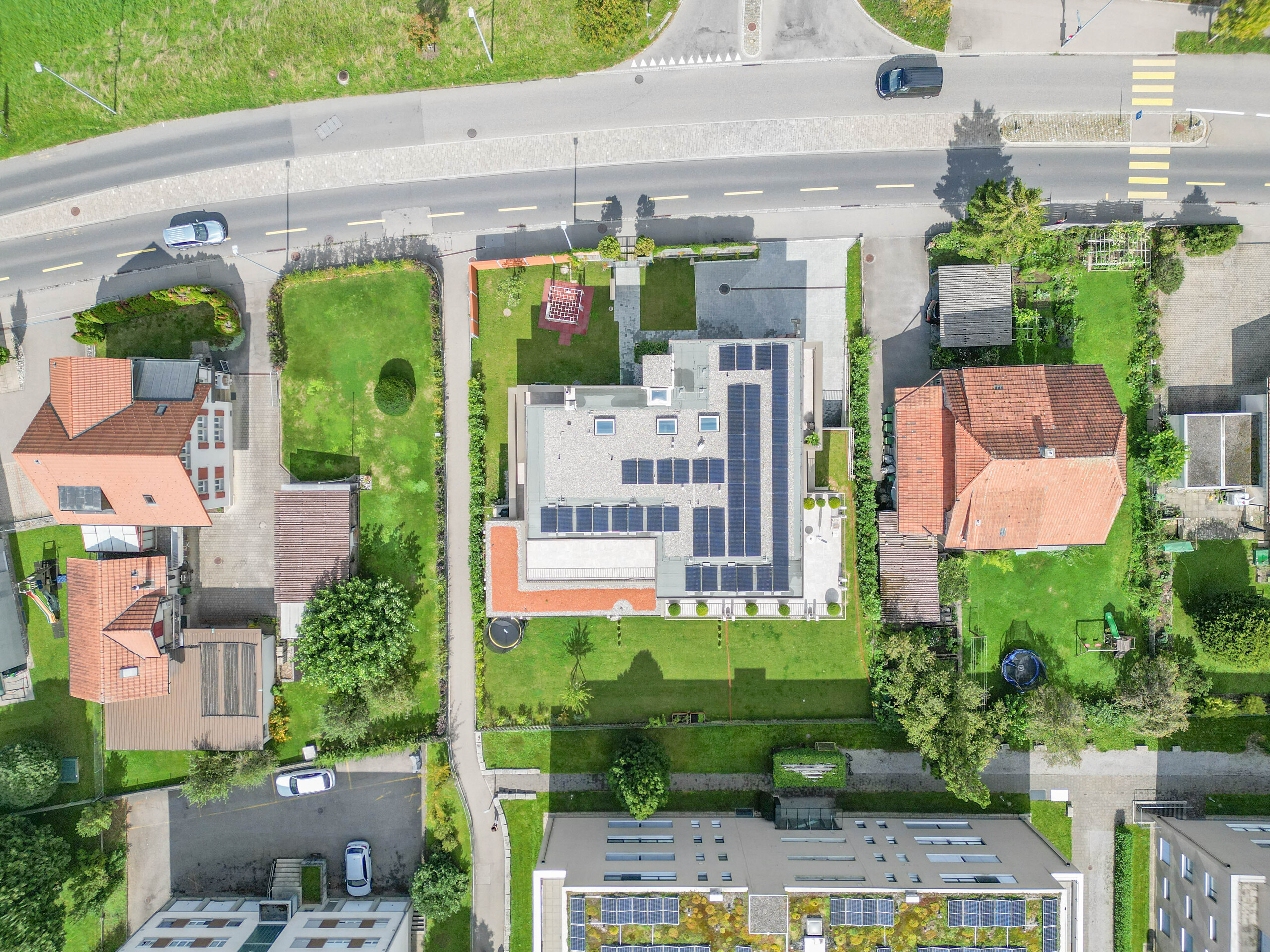 Luftaufnahme eines Wohnhauses mit Solaranlage