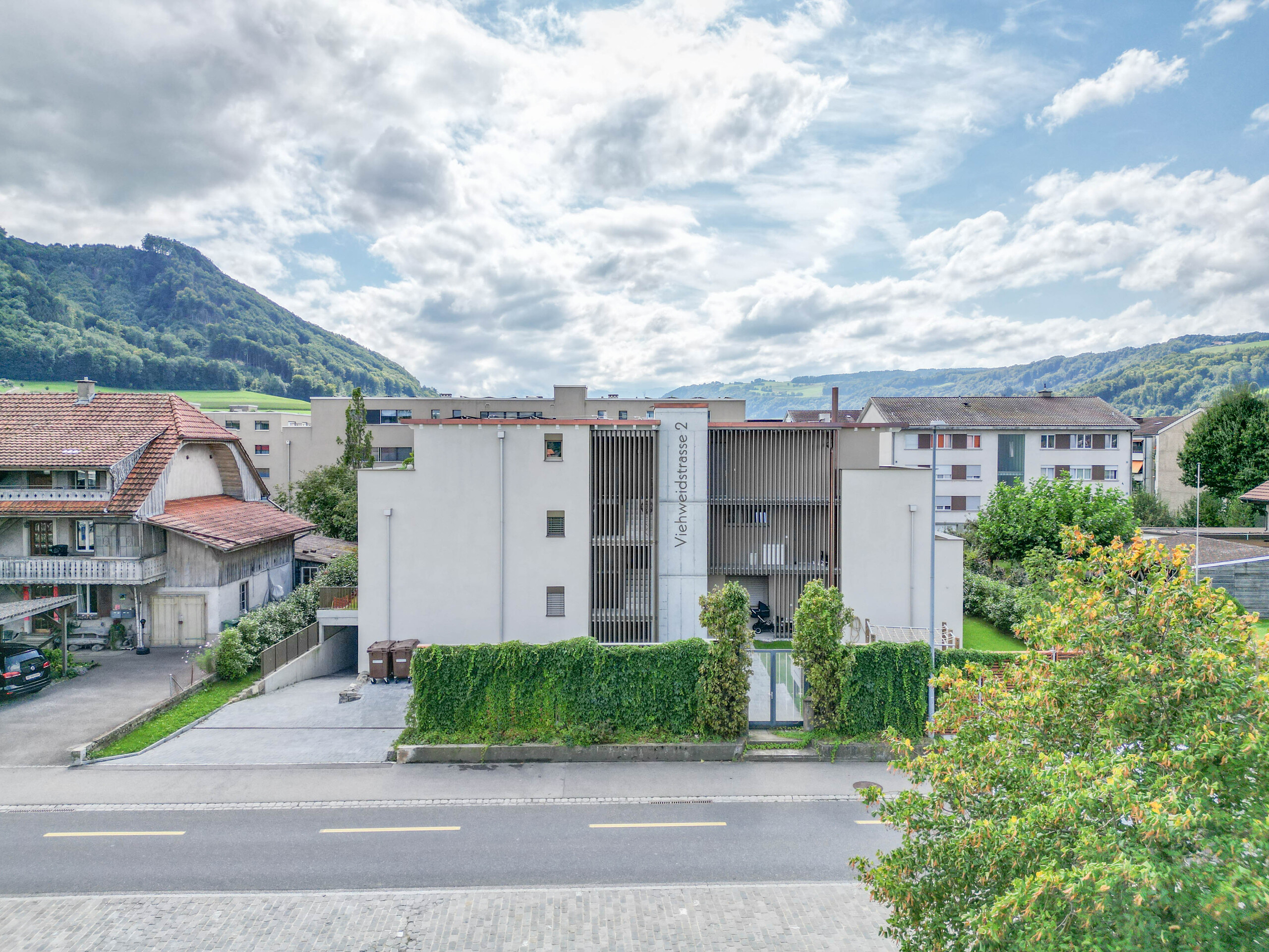 Wohnanlage mit Bergblick
